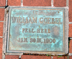 Old State Capitol'ün önündeki bir plaket, Goebel'in vurulduktan sonra düştüğü yeri gösteriyor.