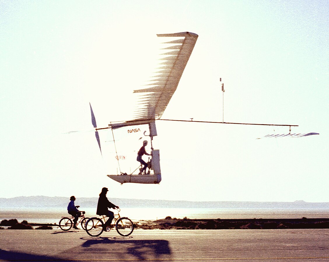 1128px-Gossamer_Albatross_II_in_flight.jpg