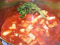 Sóval, fokhagymával, köménnyel ízesített hús feldarabolt leveszöldséggel együtt puhul