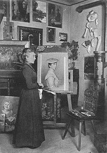 Gräfin Adrienne Poetting in ihrem Atelier.jpg