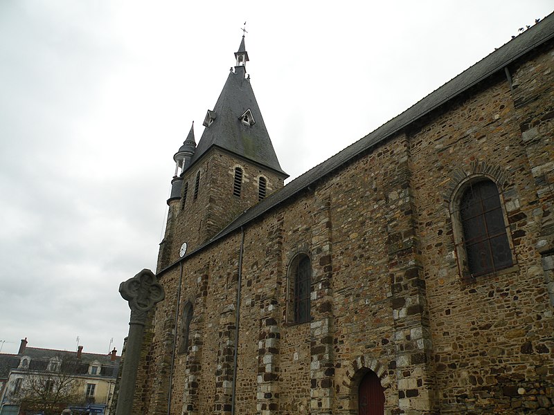 File:Grand-Fougeray église+calvaire.jpg