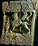 תגליף של גריפון על כותרת עמוד; שׁבּוַה, בירת ממלכת חצרמות הקדומה; אמצע המאה השלישית