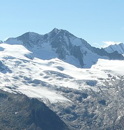 Glaciären med berget Großer Möseler i bakgrunden