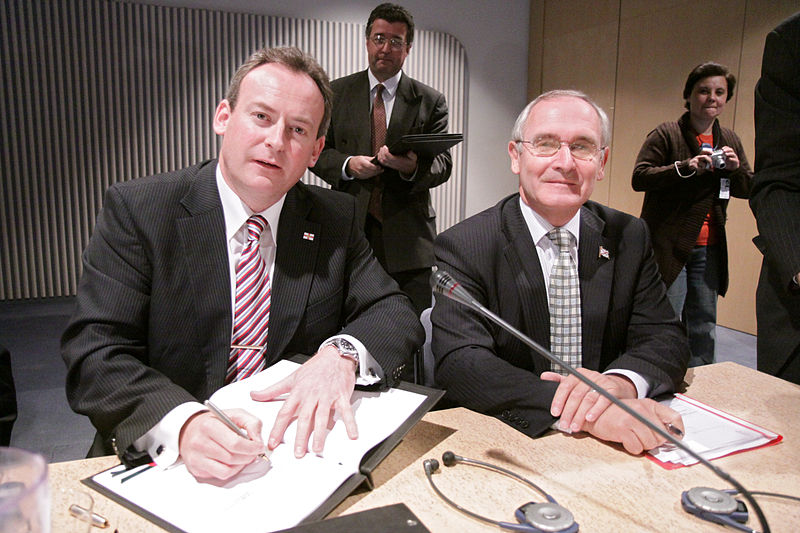 File:Guernseys och Jerseys finansministrar Lyndon Trott och Frank Walter undertecknar avtal med de nordiska finansministrarna vid Nordiska radets session i Helsingfors 2008-10-28.jpg