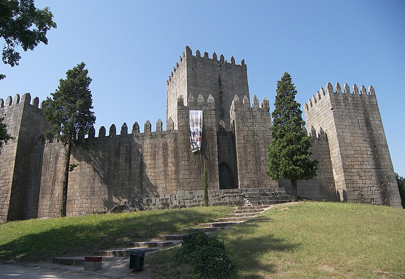 File:Guimarães-Castelo-3.jpg