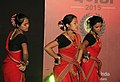 Danseuses Mising de Gumrag à New Delhi, avec des gajras factices au chignon et au poignet.