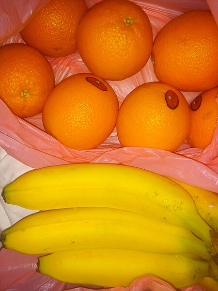 File:HK fruit 七個橙色 orange 香蕉 banana bright yellow 膠袋 pink plastic bag March 2017 Lnv2 01.jpg