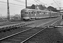 Amsterdam 1953. La remorque centrale ploie sous le poids de la motorisation.