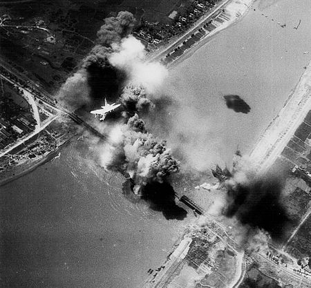 Tập_tin:Hai_Duong_bridge_bombing_1972.jpg