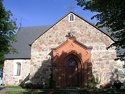 Halikko kyrka med "Åminnedörren", som har finansierats av greven på Åminne gård. Den nygotiska stenportalen byggdes 1877