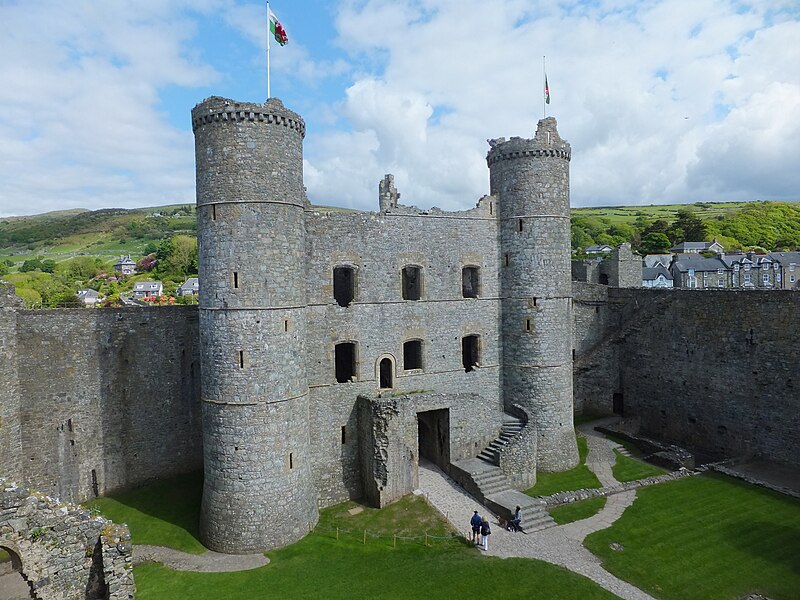 File:Harlech Castle Gatehouse - geograph.org.uk - 4963554.jpg