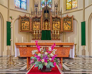 Altar principal da igreja católica dedicada a São Miguel Arcanjo em Harlingen, província da Frísia, Países Baixos. A basílica cruciforme de três corredores foi construída pelo mestre Alfred Tepe (1840–1920). Este monumento nacional foi o segundo de um total de quatro igrejas neogóticas construídas por Tepe na Frísia. Seu estilo arquitetônico foi fortemente influenciado pelo do conhecido arquiteto Pierre Cuypers. A consagração ocorreu em 31 de maio de 1881. Após um bombardeio na Segunda Guerra Mundial, a igreja ficou muito danificada e foi necessário restaurá-la. Após esta restauração, muitas outras restaurações ocorreram, a maior delas no período de 1985 a 1999. O órgão recentemente restaurado de 1898 foi construído pela empresa Adema com sede em Hillegom. (definição 3 809 × 3 045)