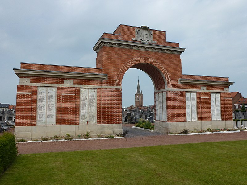 File:Hazebrouck (Nord, Fr) cimetière communal, monument des morts français 02.JPG