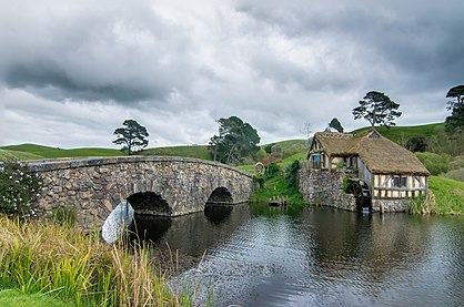 Moinho Hobbiton e ponte de arco duplo