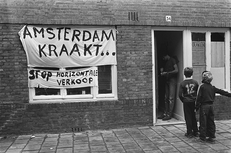 File:Huizen gekraakt uit protest tegen verkoop goedkope huurhuizen gekraakt huis in , Bestanddeelnr 931-0090.jpg