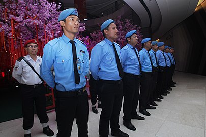 Ofițeri de securitate în Kota Kinabalu.