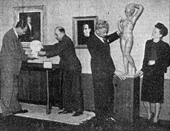Inrichting van de expositie ter gelegenheid van het 50-jarig bestaan van de Haagse Kunstkring, 1941