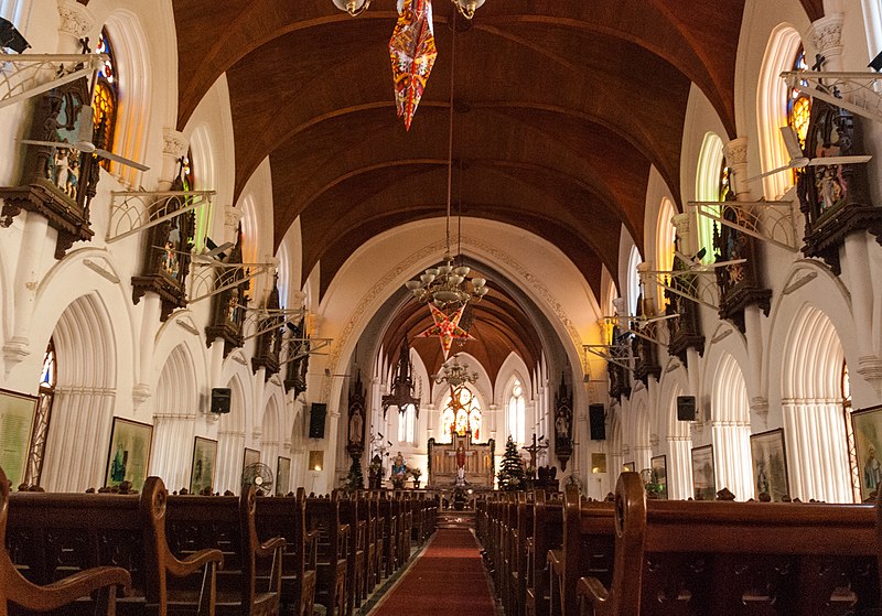 File:Inside the basilica of San Thome.jpg