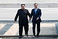 Kim Jong-un e Moon Jae-in traversen el confin e entren in Corea del Sud