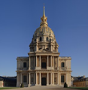 Les Invalides'in kubbeli şapelin güney (Breteuil Sokağı) cephesi. XIV. Louis tarafından askerî hastane olarak planlanıp 1671-1674 yılları arasında Libéral Bruant'ın yönetimi altında inşa edildi. Fotoğraftaki kilise kısımı ise Jules Hardouin-Mansart'ın yönetimi altında 1677-1706 arasında inşa edildi. Günümüzde Invalides askerî müze olarak kullanılmaktadır. Yeraltı kısımında Napolyon, Joseph Bonaparte, Jérôme Bonaparte, II. Napoléon, Claude Joseph Rouget de Lisle, Ferdinand Foch, Philippe Leclerc gibilerin anıt mezarı mevcuttur (7e arrondissement de Paris). (Üreten: Benh)