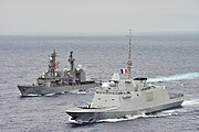 仏海軍フリゲート「ロレーヌ」と共同訓練を実施中の「やまぎり」（奥）