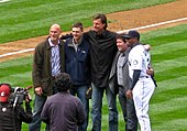 Randy Johnson im schwarzen Anzug.  Zu seiner Linken sind Jay Buhner und Dan Wilson.  Zu seiner Rechten sind Edgar Martínez und Ken Griffey, Jr.