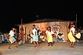 Jeunes femmes dansent sur musique traditionnelle au Bénin 04