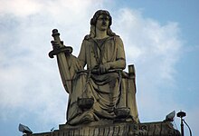 Die Figur der Justitia auf dem Dach