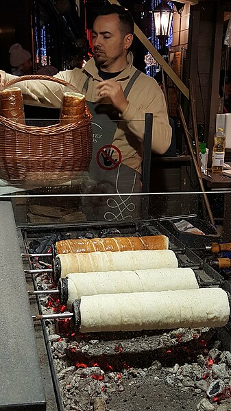 File:Kürtőskalács Christmas market. Budapest.jpg