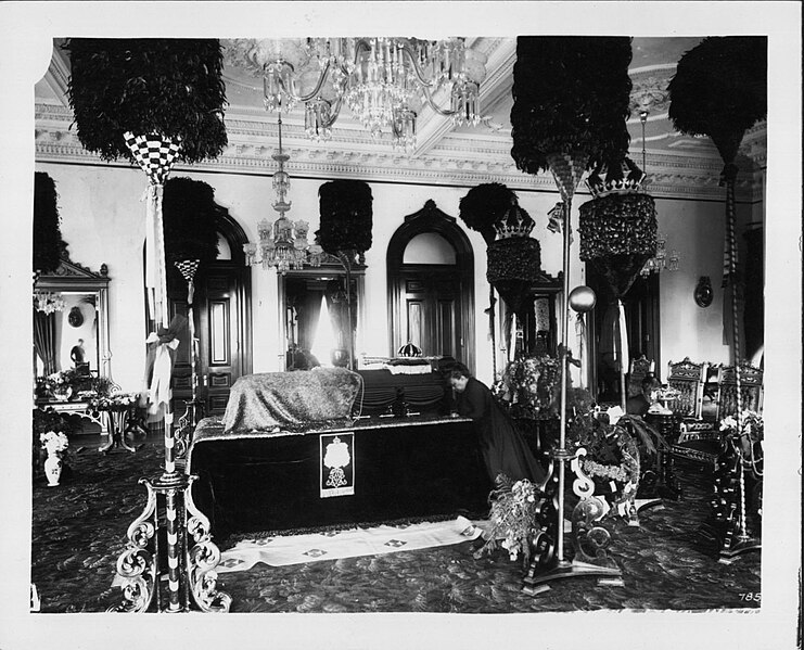 File:Kapiolani kneeling beside Kalakaua's casket (PP-25-6-023).jpg