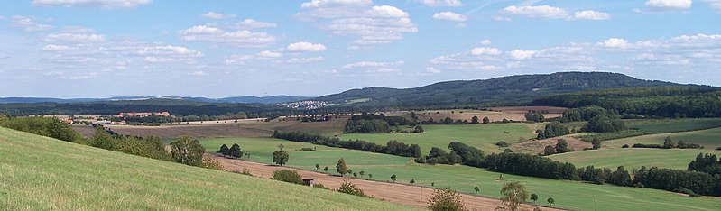 File:Karlov, Nový Jáchymov a Krušná hora.jpg