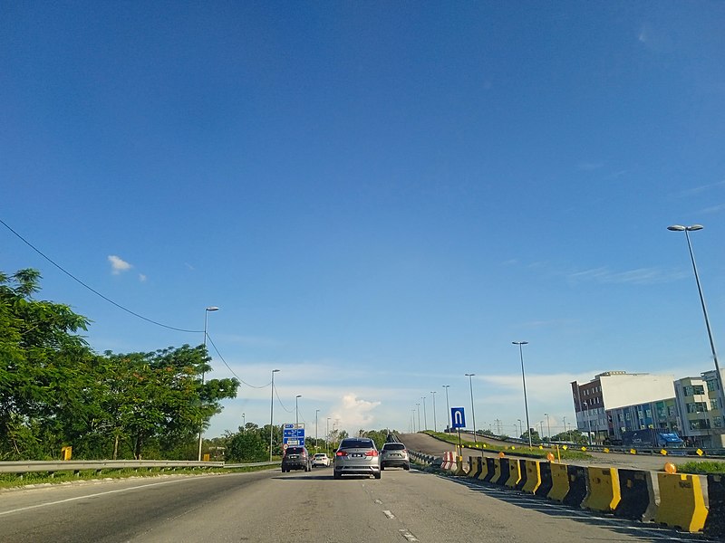 File:Kota Warisan Selatan Interchange (Exit 11) Southbound View (220730) 2.jpg