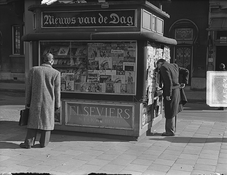 File:Krantenkiosk te Leiden met reclame voor Nieuws van de Dag en Elseviers Weekblad, Bestanddeelnr 904-4563.jpg