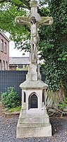 Kreuzanlage Lindener Straße St. Nikolaus Missionskreuz 1921, weißer Sandstein 420 cm INRI auf Schriftband; in der Mittelnische 'Rette deine Seele. - Mission -1921.jpg