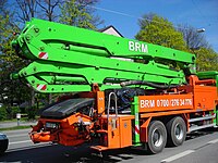 LKW mit Betonpumpe-zusammengefaltet