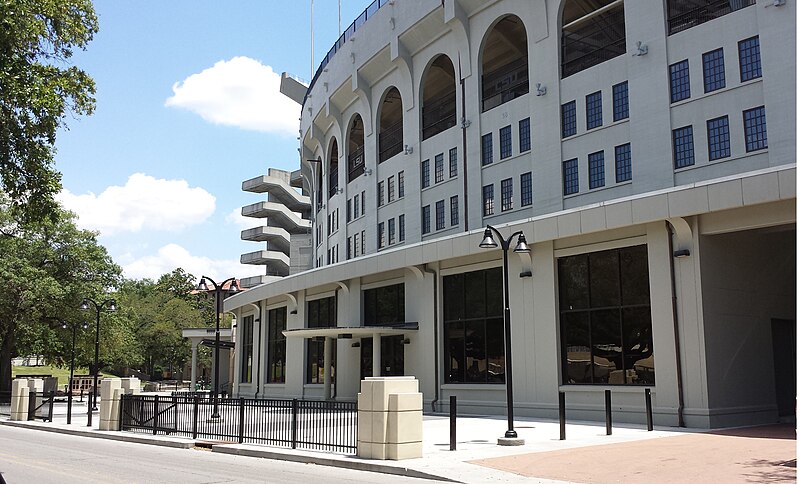 File:LSU Strength and Conditioning facility (Baton Rouge, Louisiana).jpg