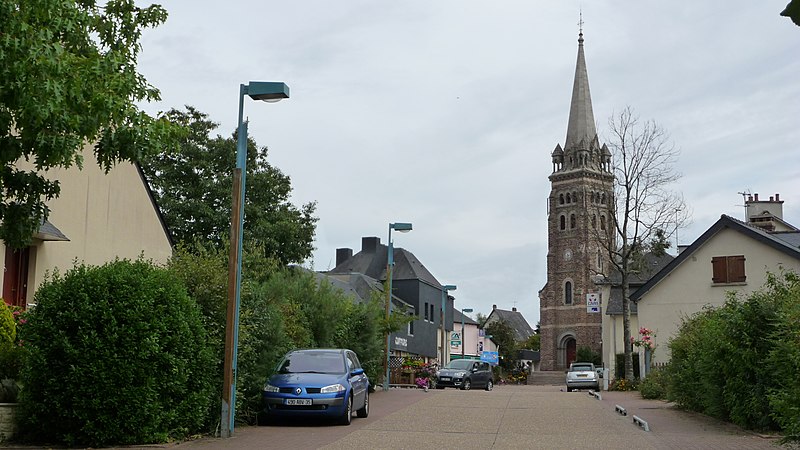 File:La Chapelle-des-Fougeretz , le centre - panoramio.jpg