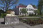 Lauvas skulptūra Vecpilsētas parkā un Jaunjelgavas pilsētas dome, 23.05.2020.jpg