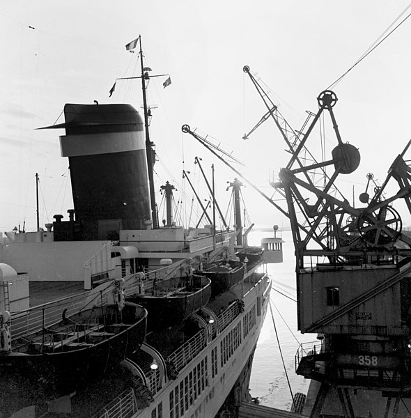 File:Le Havre Arrival on "America" S. S. Orangerie Exhibit (Salut a la France) - DPLA - bf6e7b7e0f18d6c389b1746eb880b6cf.jpg