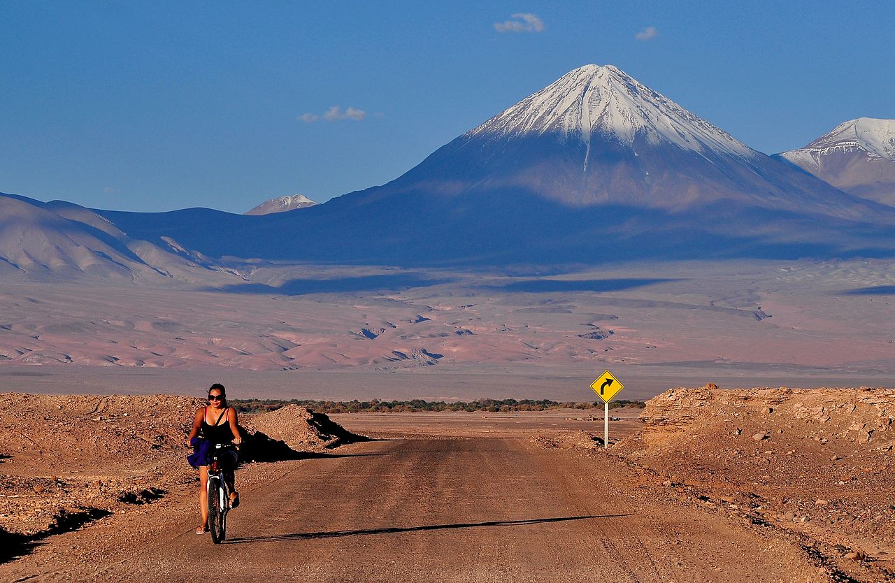 Amérique du sud - Désert d'Atacama 1280px-Licancabur_from_Moon_Valley