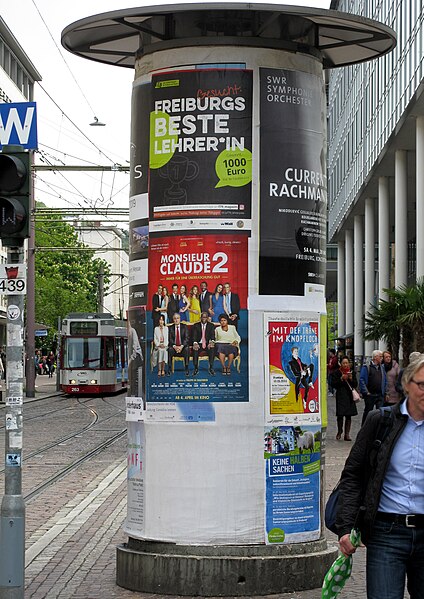 File:Litfaßsäule in der Freiburger Bertoldstraße.jpg