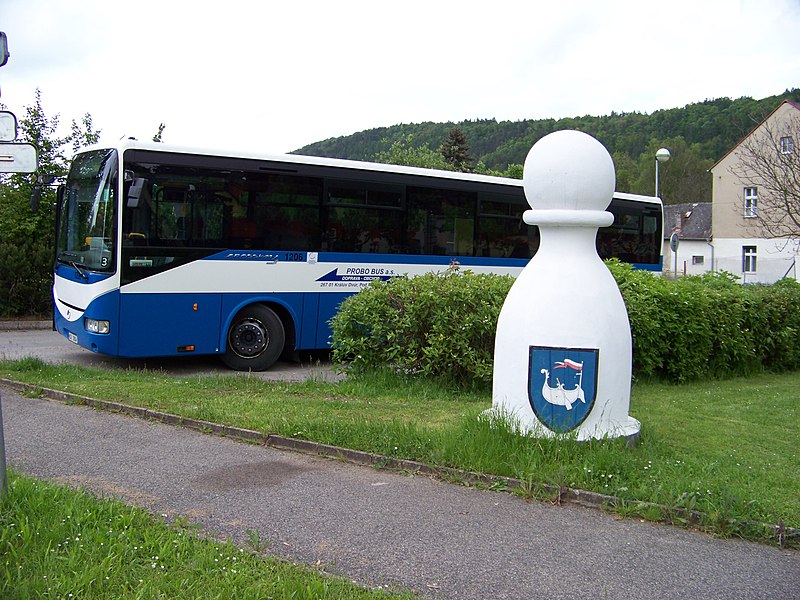 File:Loděnice, Husovo náměstí, figura a autobus.jpg