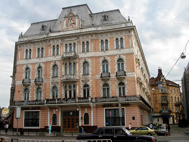 File:Lwów , Polish , Lviv , Львов - Hotel George - wzniesiony w 1900 roku wg projektu wiedeńskich architeków H.Helmera i F. Felnera. Bogata oprawę okien i rzeźby wykonał rzeźbiarz Antoni Popiel - panoramio.jpg