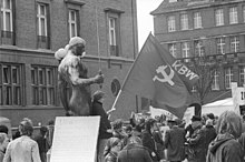 KBW flag at a 1976 demonstration Maikundgebung 1976 des Deutschen Gewerkschaftsbundes (DGB) auf dem Rathausplatz (Kiel 67.443).jpg