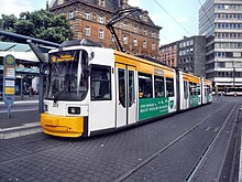 Straßenbahn des Typs GT6M vor dem Hauptbahnhof