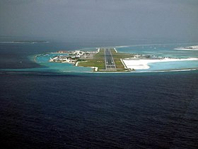 Vue aérienne d'Hulhulé d'un avion à l'approche de l'aéroport international de Malé.
