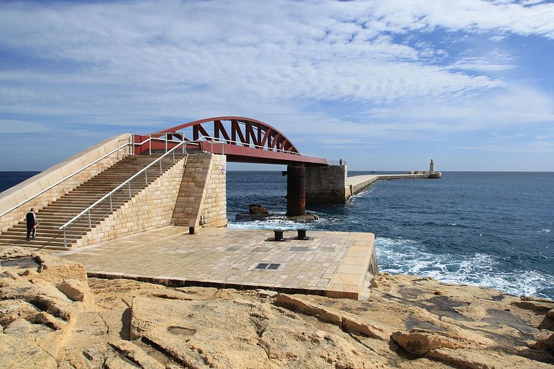 File:Malta - Valletta - Triq il-Lanca - St. Elmo Bridge+Valletta Breakwater+Lighthouse 02 ies.jpg