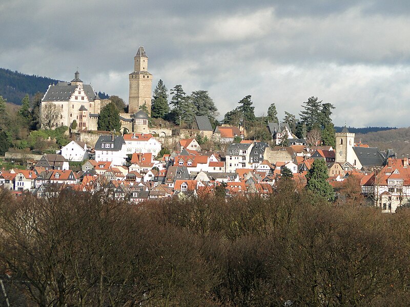 File:Mammolshain-kronberger-burg-blick-016.jpg