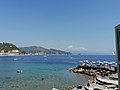 Mar Ligure, isola di Bergeggi e costa di Ponente verso Genova visti dalla SS1 Via Aurelia - Noli (VI).jpg