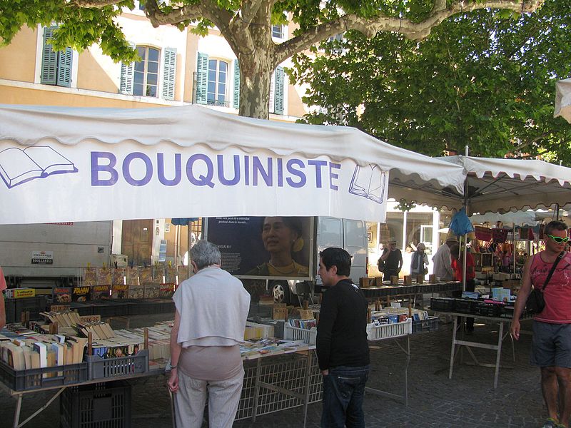 File:Marché d'Apt Bouquiniste.jpg